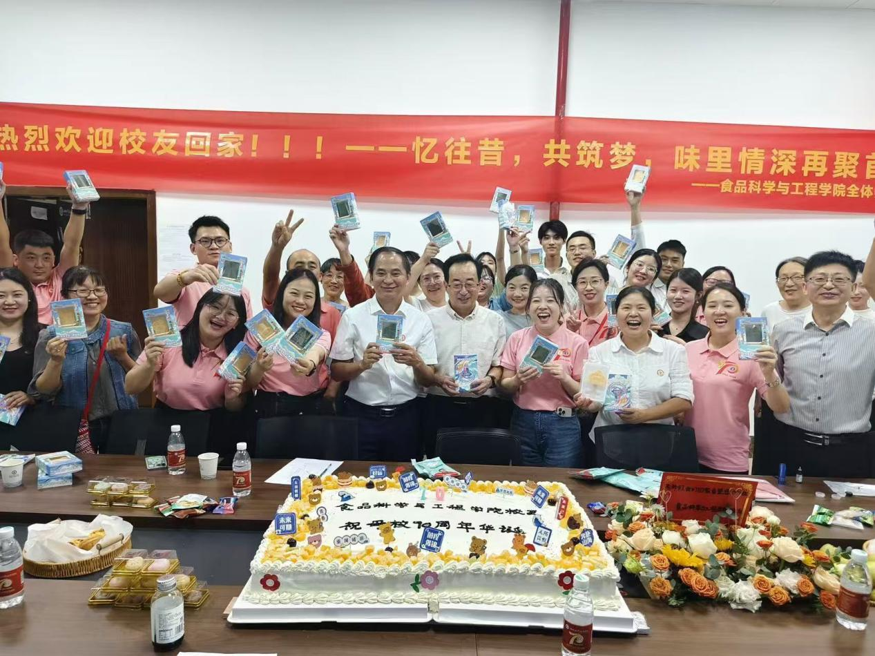 德赢VWIN官方网站热烈欢迎校友回家！忆往昔，共同筑梦